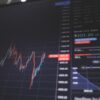 テクニカル分析のチャート画面を見るトレーダーのイメージ