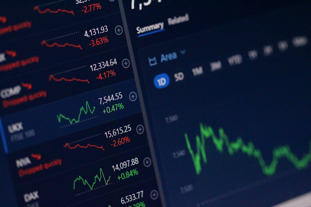 FXチャートに表示された上昇・下降・レンジのトレンド種類のイメージ