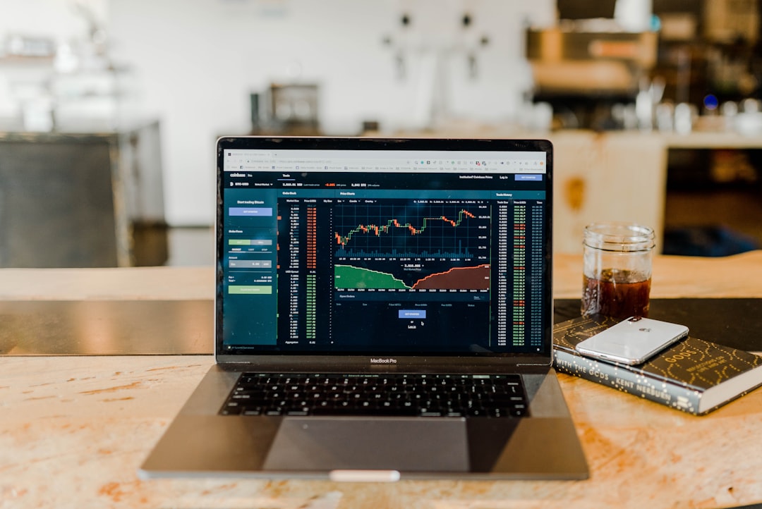 TradingViewのチャート画面でテクニカル分析をするイメージ